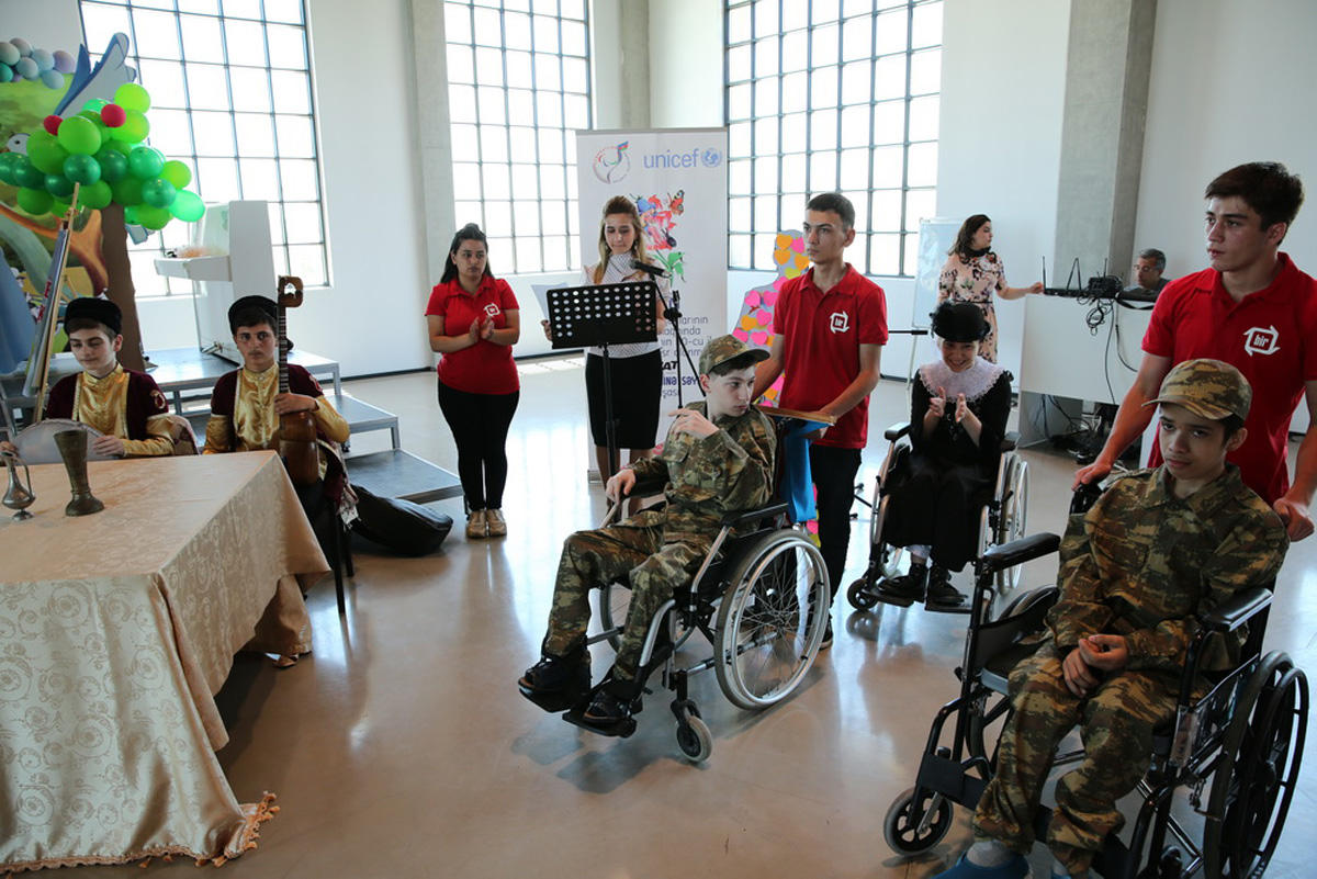 Азербайджанские дети-паралимпийцы в сказках народов мира (ФОТО)