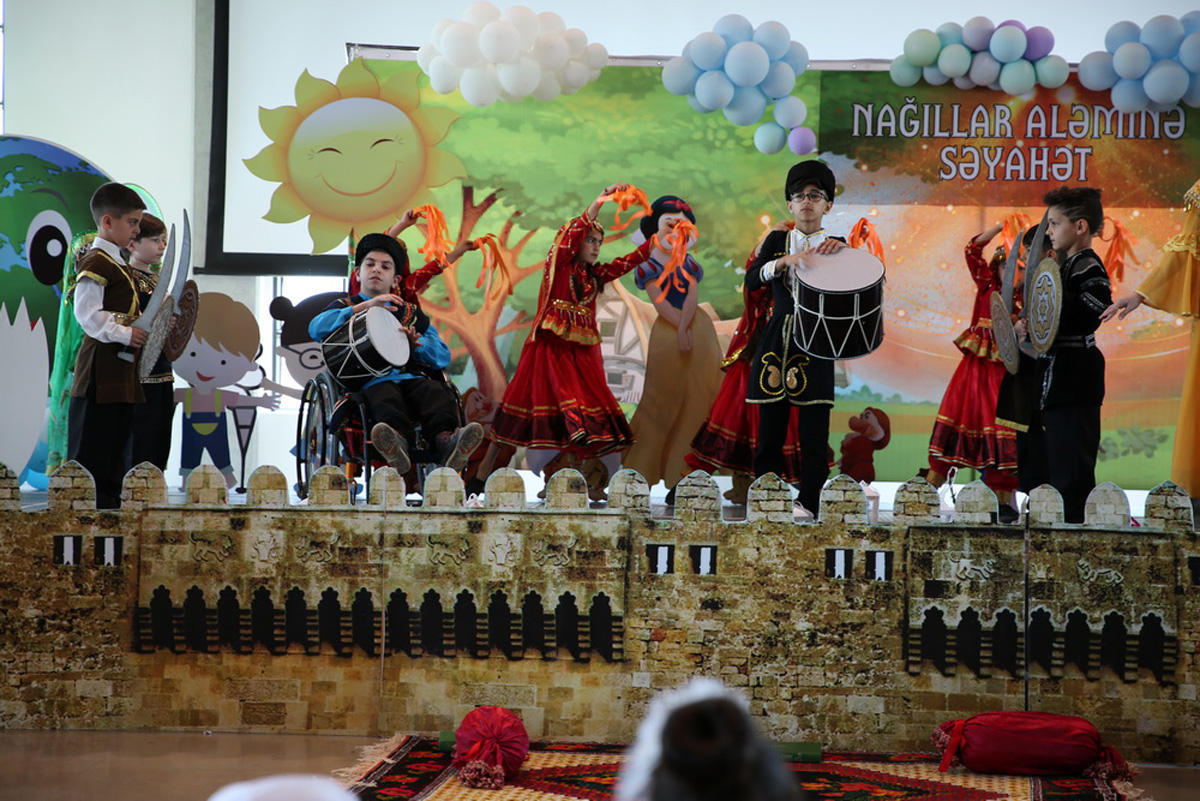 Азербайджанские дети-паралимпийцы в сказках народов мира (ФОТО)
