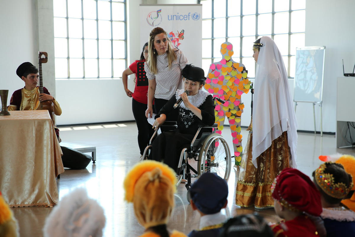 Азербайджанские дети-паралимпийцы в сказках народов мира (ФОТО)