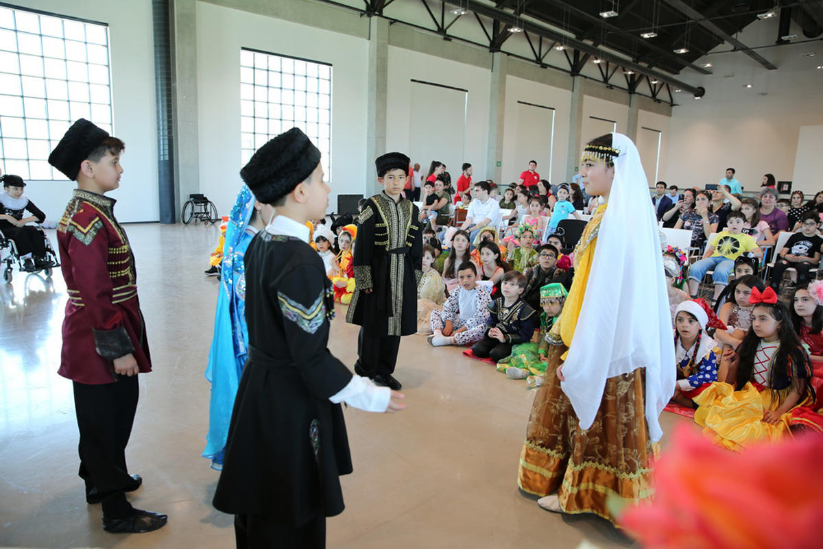 Азербайджанские дети-паралимпийцы в сказках народов мира (ФОТО)