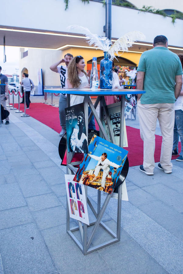 "Натуральный" Элтон Джон открыл летний сезон в Баку (ВИДЕО, ФОТО)