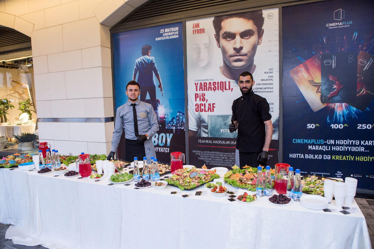 "Натуральный" Элтон Джон открыл летний сезон в Баку (ВИДЕО, ФОТО)