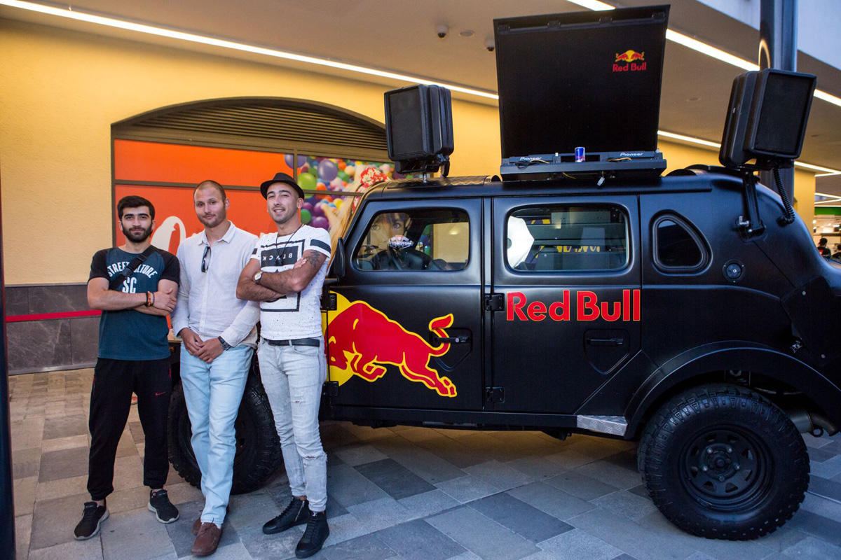 "Натуральный" Элтон Джон открыл летний сезон в Баку (ВИДЕО, ФОТО)