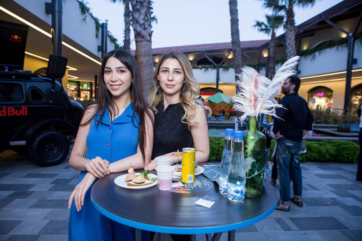 "Натуральный" Элтон Джон открыл летний сезон в Баку (ВИДЕО, ФОТО)