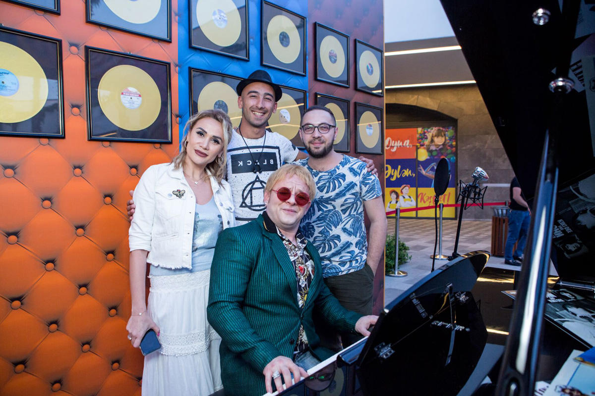 "Натуральный" Элтон Джон открыл летний сезон в Баку (ВИДЕО, ФОТО)