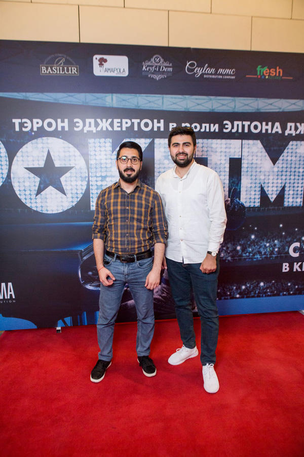 "Натуральный" Элтон Джон открыл летний сезон в Баку (ВИДЕО, ФОТО)