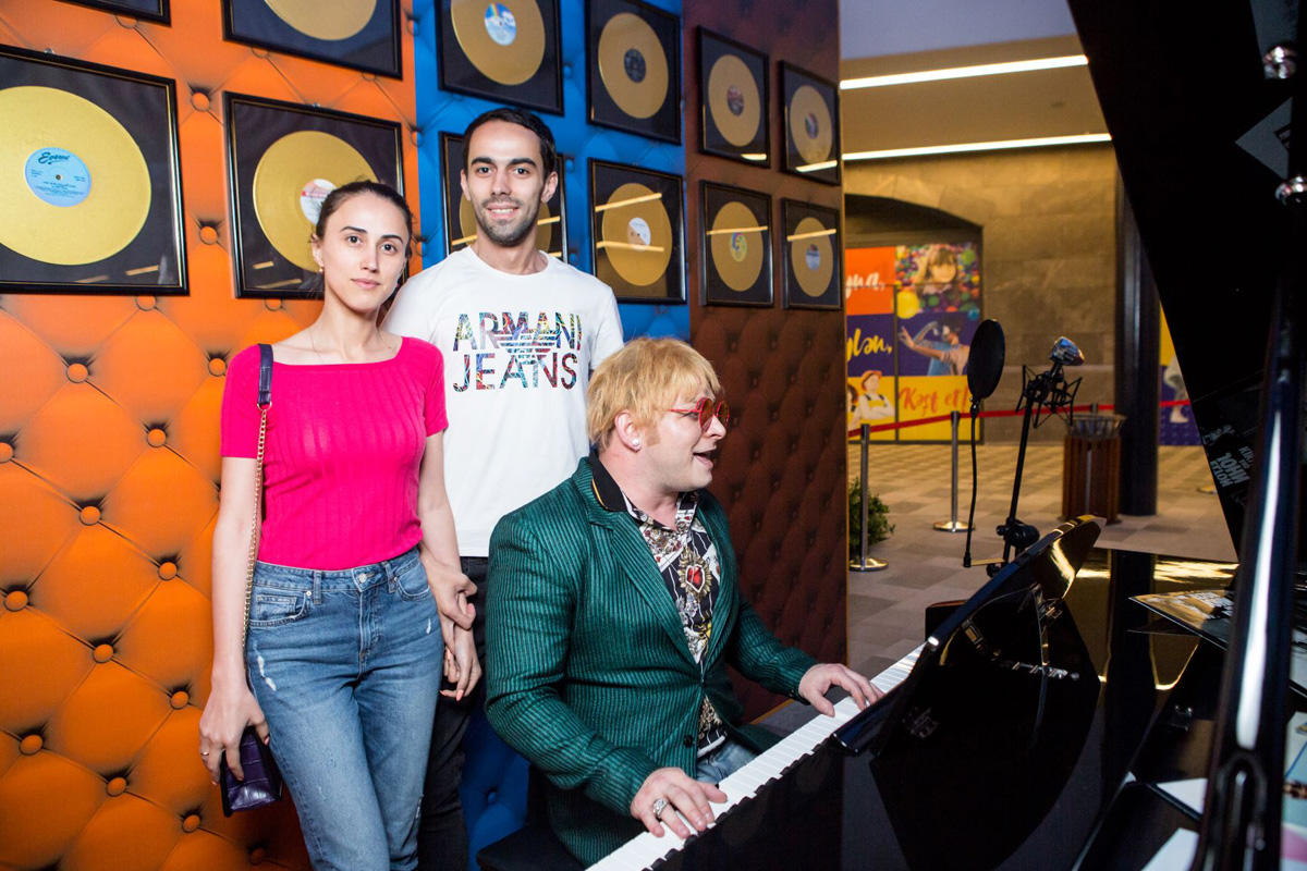 "Натуральный" Элтон Джон открыл летний сезон в Баку (ВИДЕО, ФОТО)