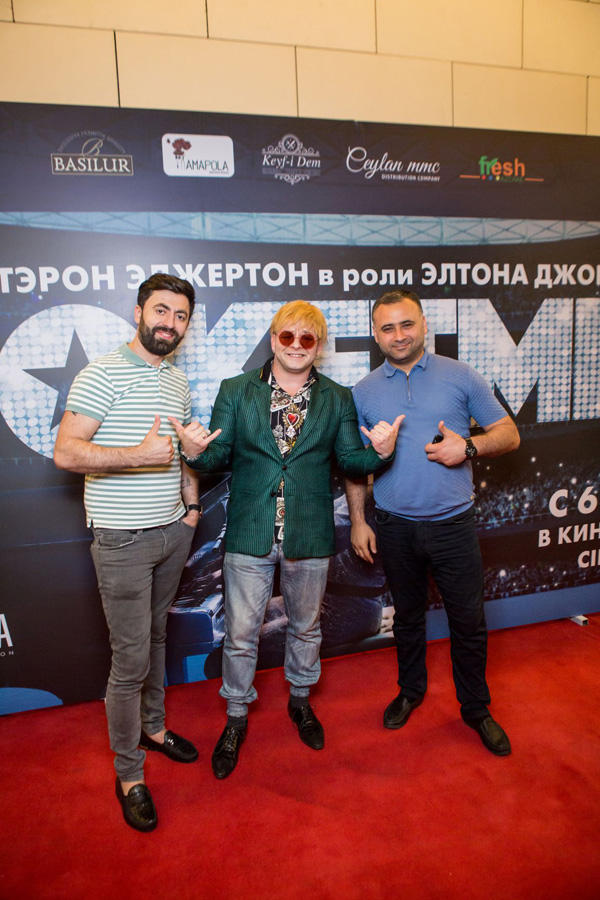 "Натуральный" Элтон Джон открыл летний сезон в Баку (ВИДЕО, ФОТО)