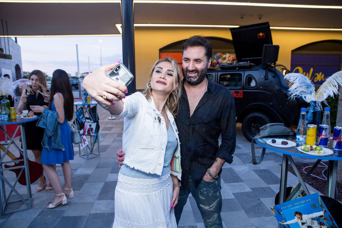 "Натуральный" Элтон Джон открыл летний сезон в Баку (ВИДЕО, ФОТО)