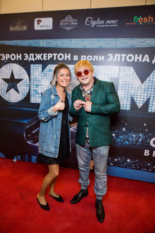 "Натуральный" Элтон Джон открыл летний сезон в Баку (ВИДЕО, ФОТО)