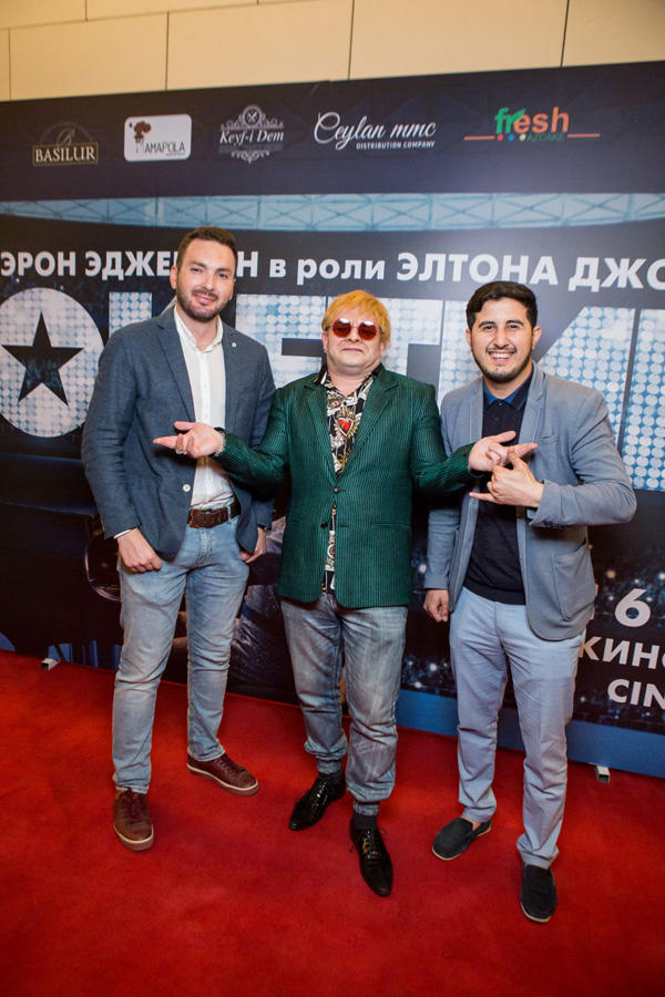 "Натуральный" Элтон Джон открыл летний сезон в Баку (ВИДЕО, ФОТО)