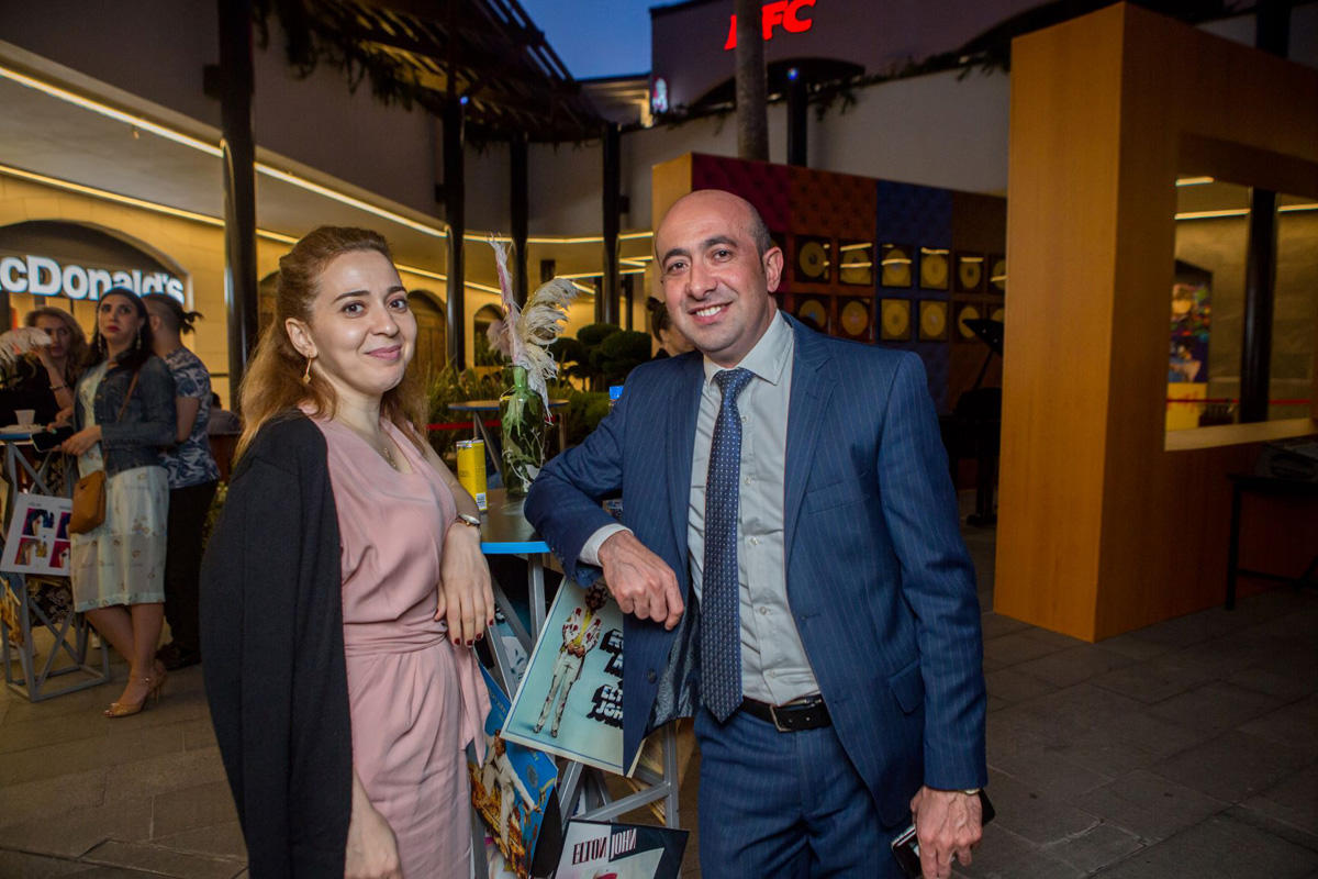 "Натуральный" Элтон Джон открыл летний сезон в Баку (ВИДЕО, ФОТО)