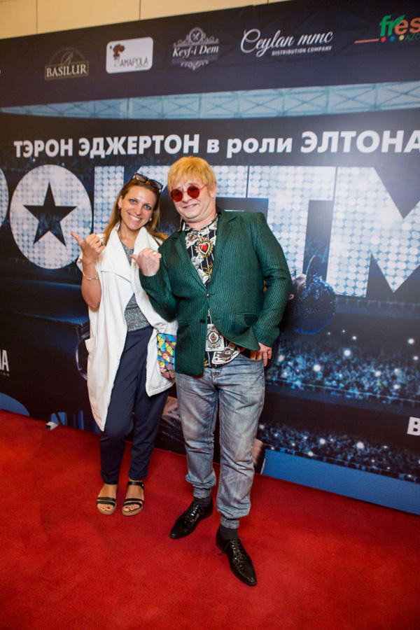 "Натуральный" Элтон Джон открыл летний сезон в Баку (ВИДЕО, ФОТО)