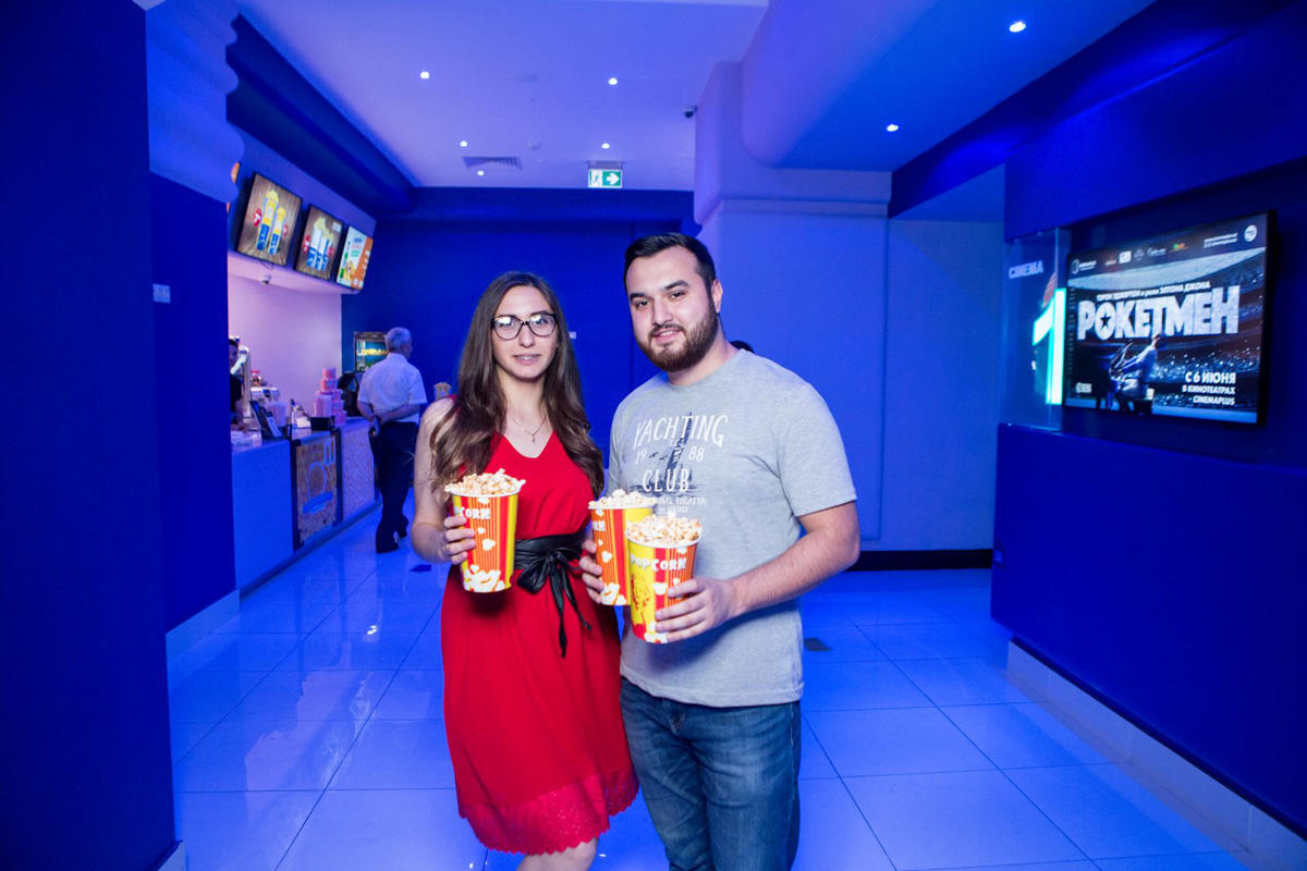 "Натуральный" Элтон Джон открыл летний сезон в Баку (ВИДЕО, ФОТО)