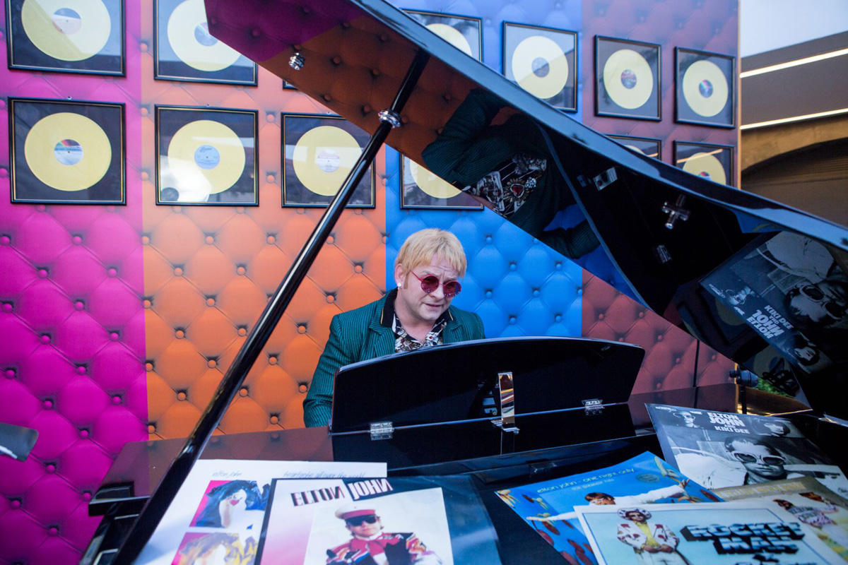 "Натуральный" Элтон Джон открыл летний сезон в Баку (ВИДЕО, ФОТО)