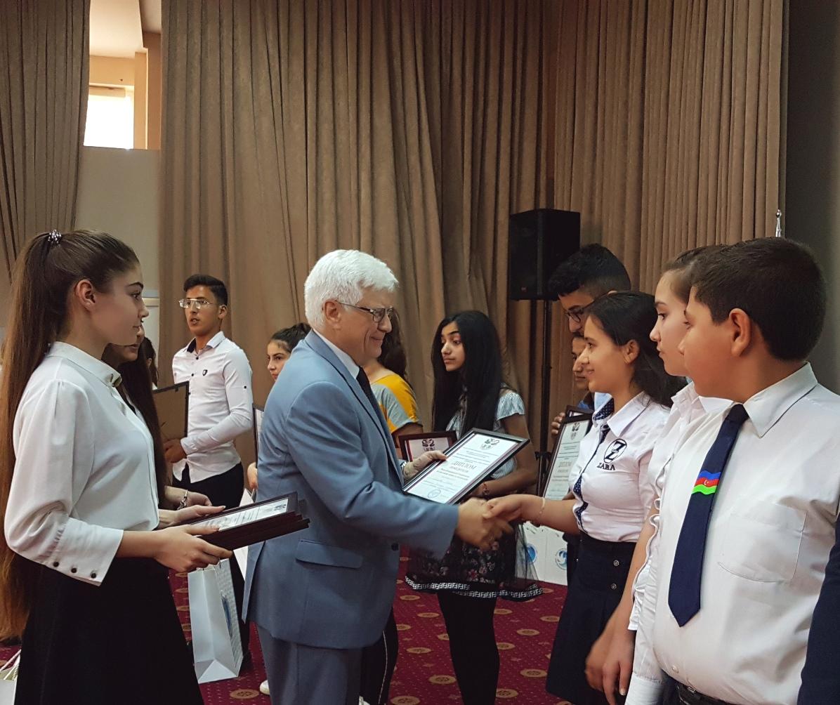 В Баку состоялась церемония награждения победителей Олимпиады по русскому языку и литературе (ФОТО)