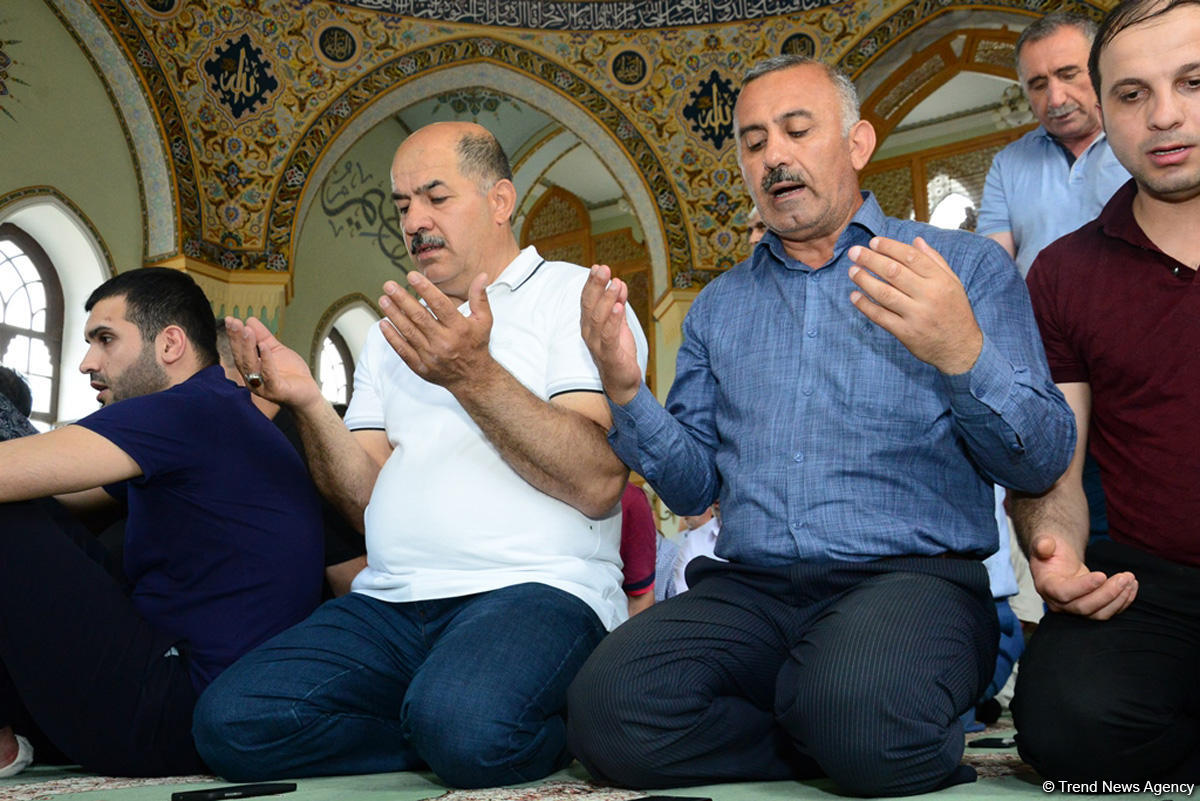В мечети Тезепир был совершен намаз по случаю праздника Рамазан (ФОТО)