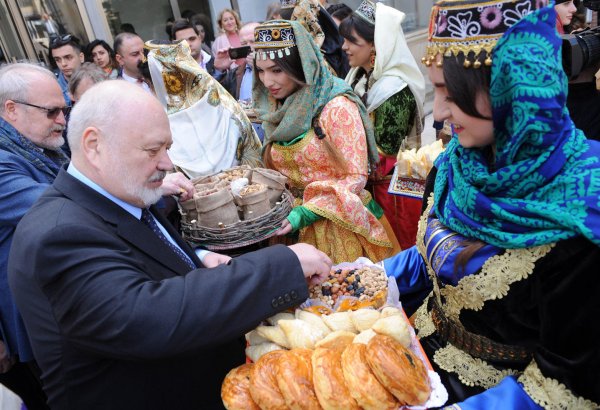 Вместо золочёных ресторанов выбрали кутабную на Бакинском рынке  (ФОТО)