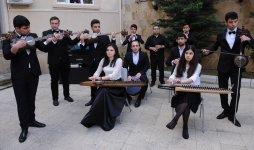 Вместо золочёных ресторанов выбрали кутабную на Бакинском рынке  (ФОТО)