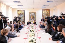 Вместо золочёных ресторанов выбрали кутабную на Бакинском рынке  (ФОТО)