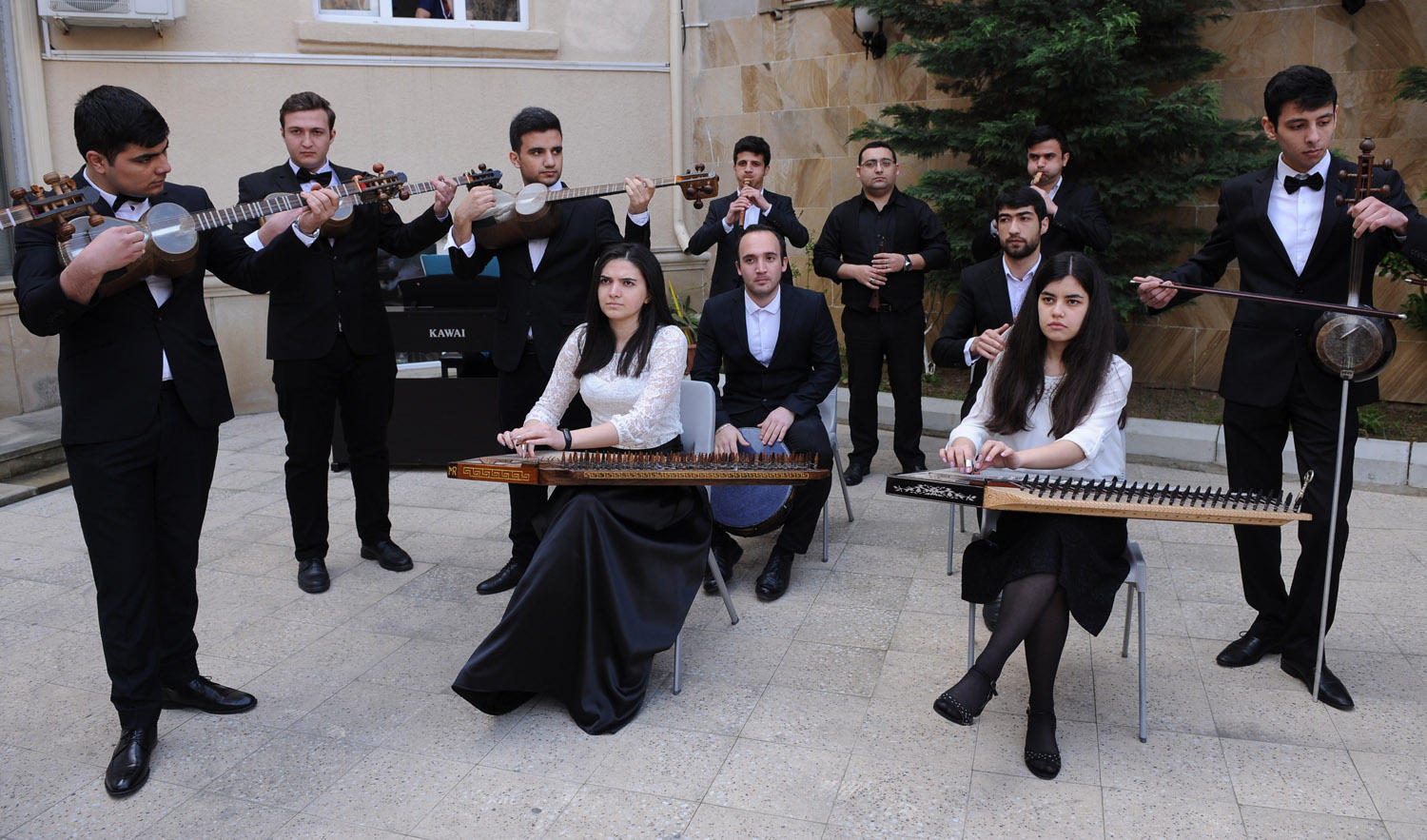 Вместо золочёных ресторанов выбрали кутабную на Бакинском рынке  (ФОТО)