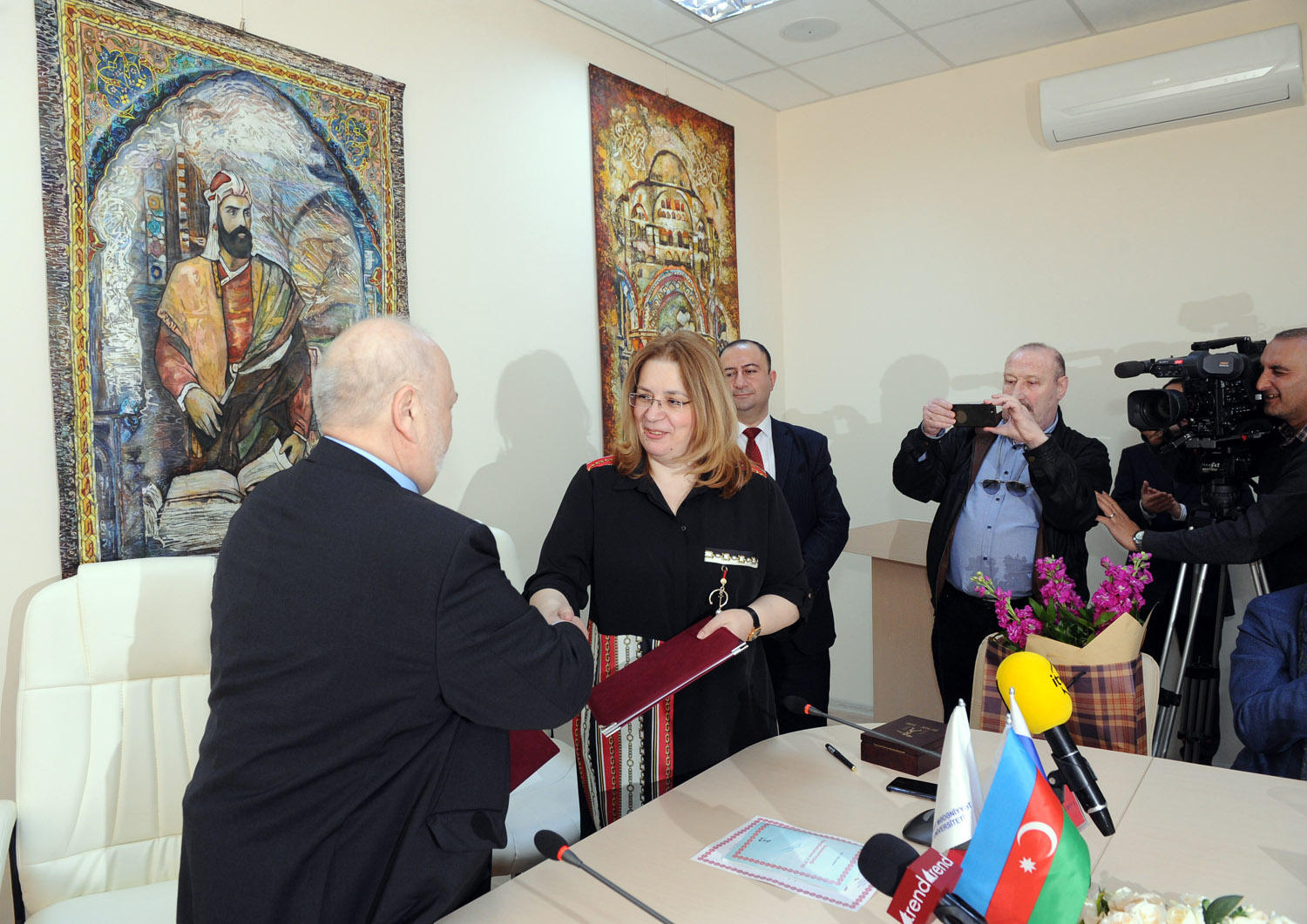 Вместо золочёных ресторанов выбрали кутабную на Бакинском рынке  (ФОТО)