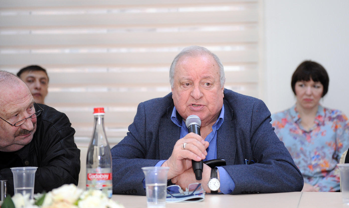 Вместо золочёных ресторанов выбрали кутабную на Бакинском рынке  (ФОТО)