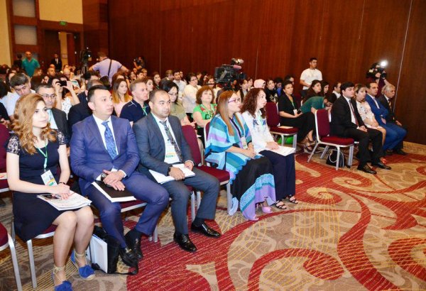 Волонтеры здорового питания провели первый форум в Баку (ФОТО)