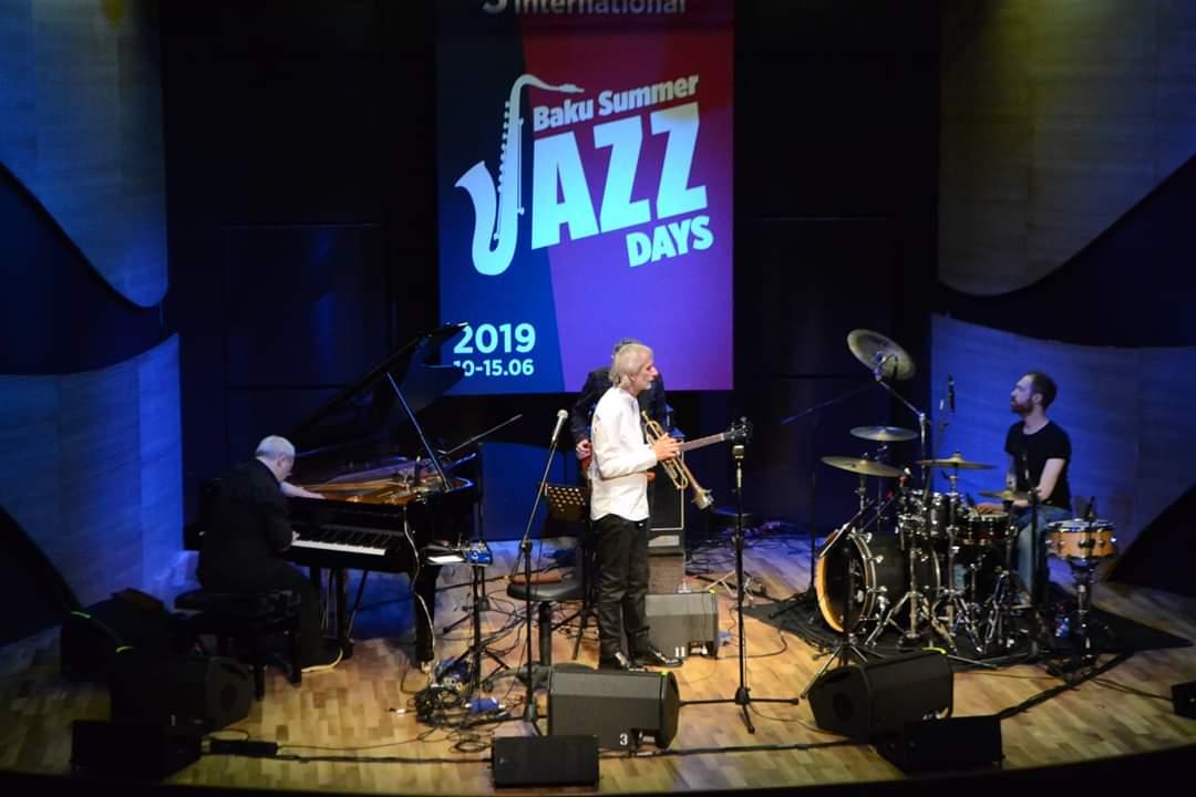 Дни джаза в Баку открыл удивительный француз Трюффаз -  танцы зрителей (ВИДЕО, ФОТО)