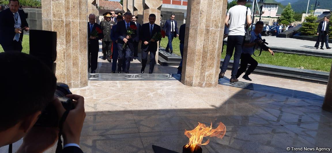 В Габале проходит трехсторонняя встреча министров обороны Азербайджана, Турции и Грузии (ФОТО)