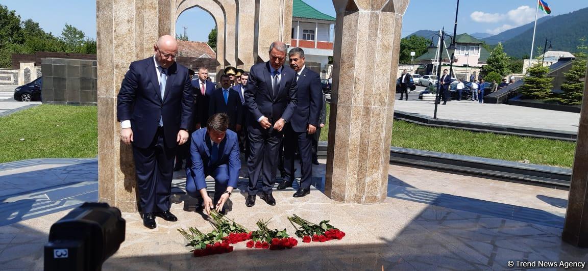 В Габале проходит трехсторонняя встреча министров обороны Азербайджана, Турции и Грузии (ФОТО)