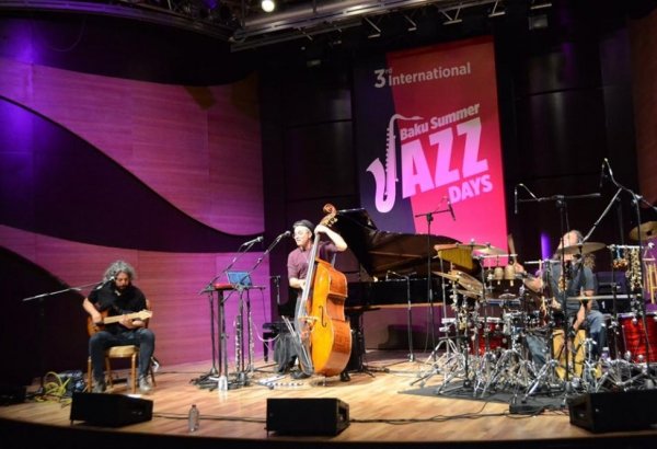 Летний джаз-фестиваль в Баку, или как Адам Бен Эзра "разобрал и собрал" контрабас (ВИДЕО,ФОТО)