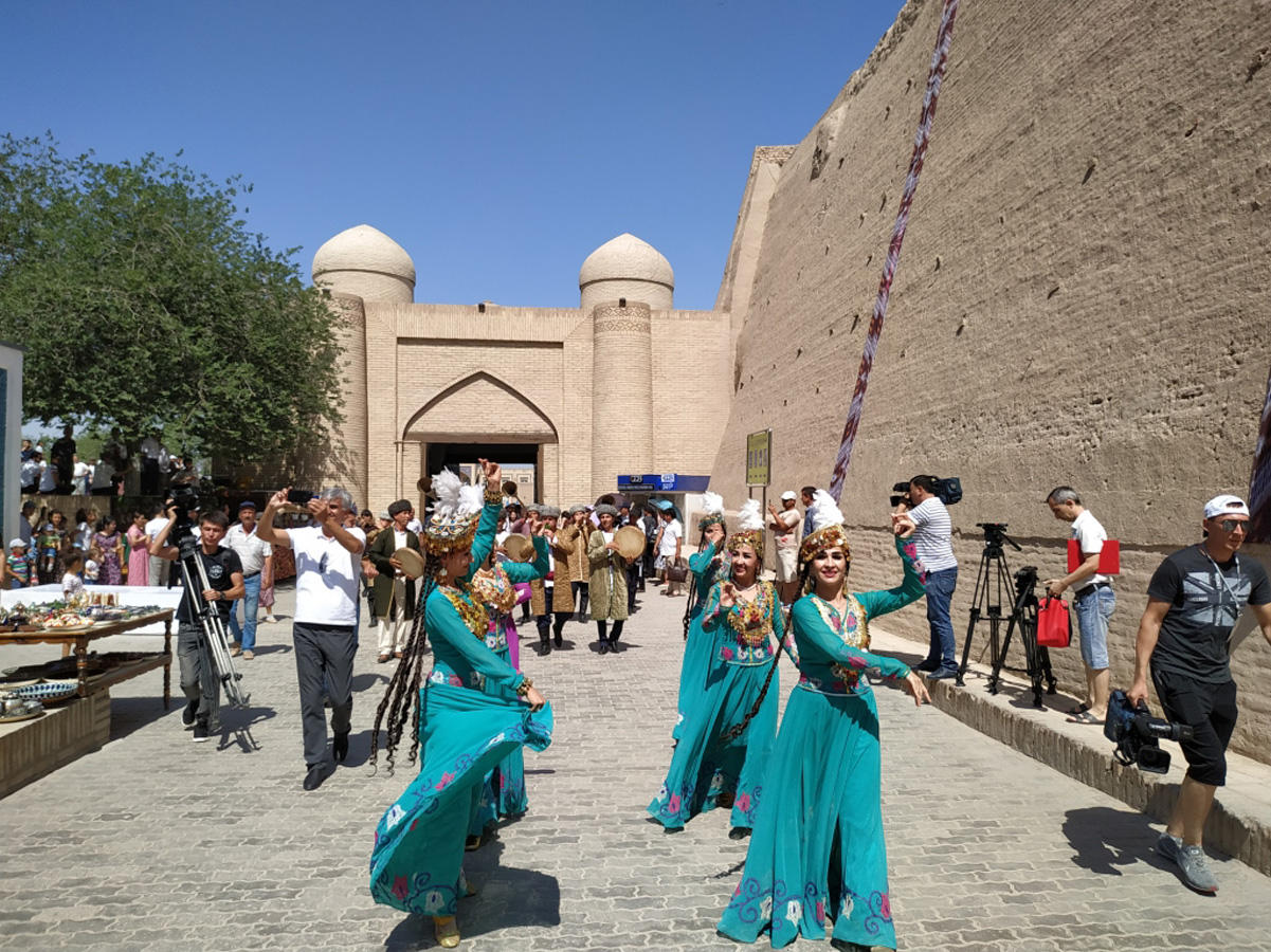 Удивительные богатыри в древней Хиве! Как азербайджанец тянул локомотив и перетаскивал якорь (ФОТО)