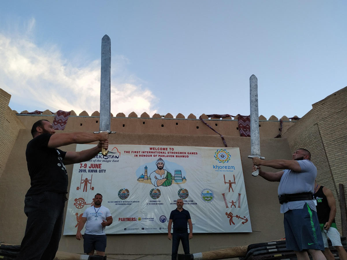 Удивительные богатыри в древней Хиве! Как азербайджанец тянул локомотив и перетаскивал якорь (ФОТО)