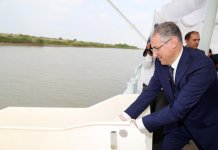 Вице-президент Фонда Гейдара Алиева Лейла Алиева приняла участие в церемонии выпуска в Каспий мальков осетровых, выращенных на Хыллинском заводе по разведению рыбы в Нефтчале (ФОТО)