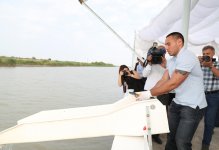 Вице-президент Фонда Гейдара Алиева Лейла Алиева приняла участие в церемонии выпуска в Каспий мальков осетровых, выращенных на Хыллинском заводе по разведению рыбы в Нефтчале (ФОТО)