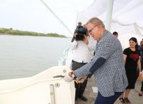 Вице-президент Фонда Гейдара Алиева Лейла Алиева приняла участие в церемонии выпуска в Каспий мальков осетровых, выращенных на Хыллинском заводе по разведению рыбы в Нефтчале (ФОТО)