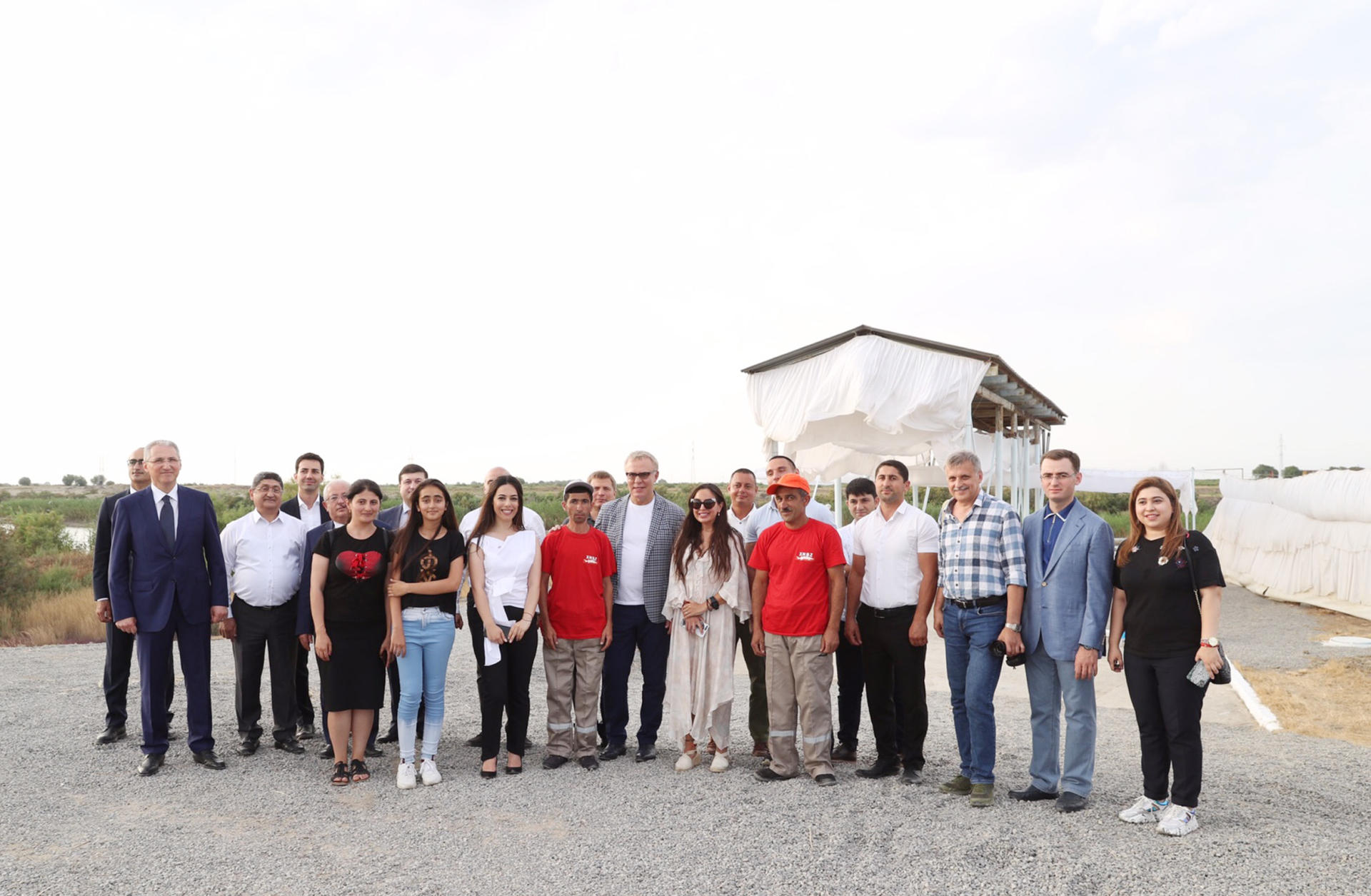 Вице-президент Фонда Гейдара Алиева Лейла Алиева приняла участие в церемонии выпуска в Каспий мальков осетровых, выращенных на Хыллинском заводе по разведению рыбы в Нефтчале (ФОТО)