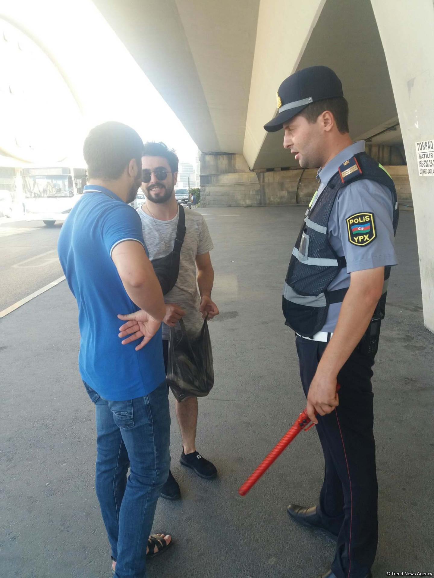 В Баку полиция ведет просветительскую работу среди водителей и пешеходов (ФОТО)