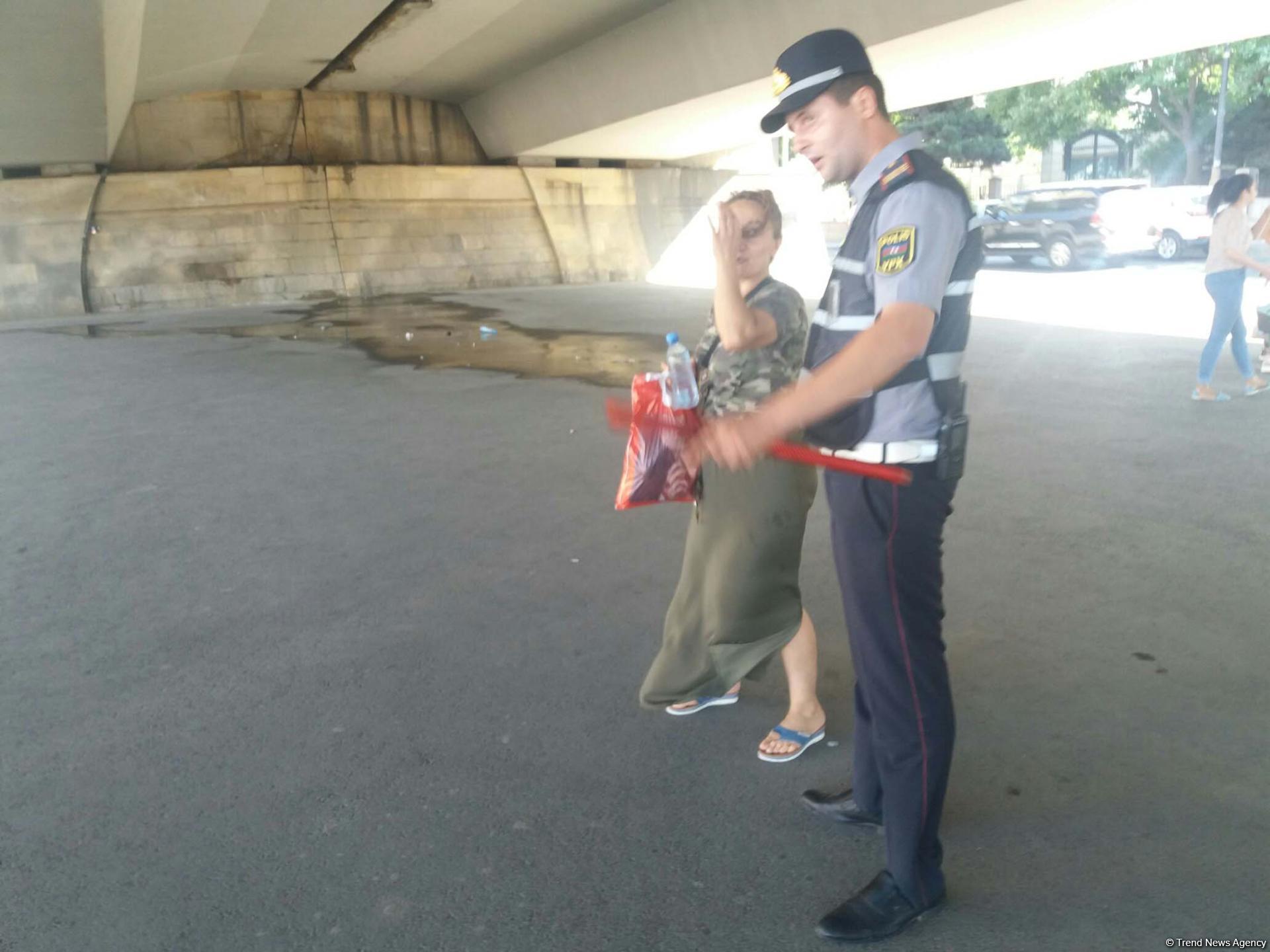 В Баку полиция ведет просветительскую работу среди водителей и пешеходов (ФОТО)