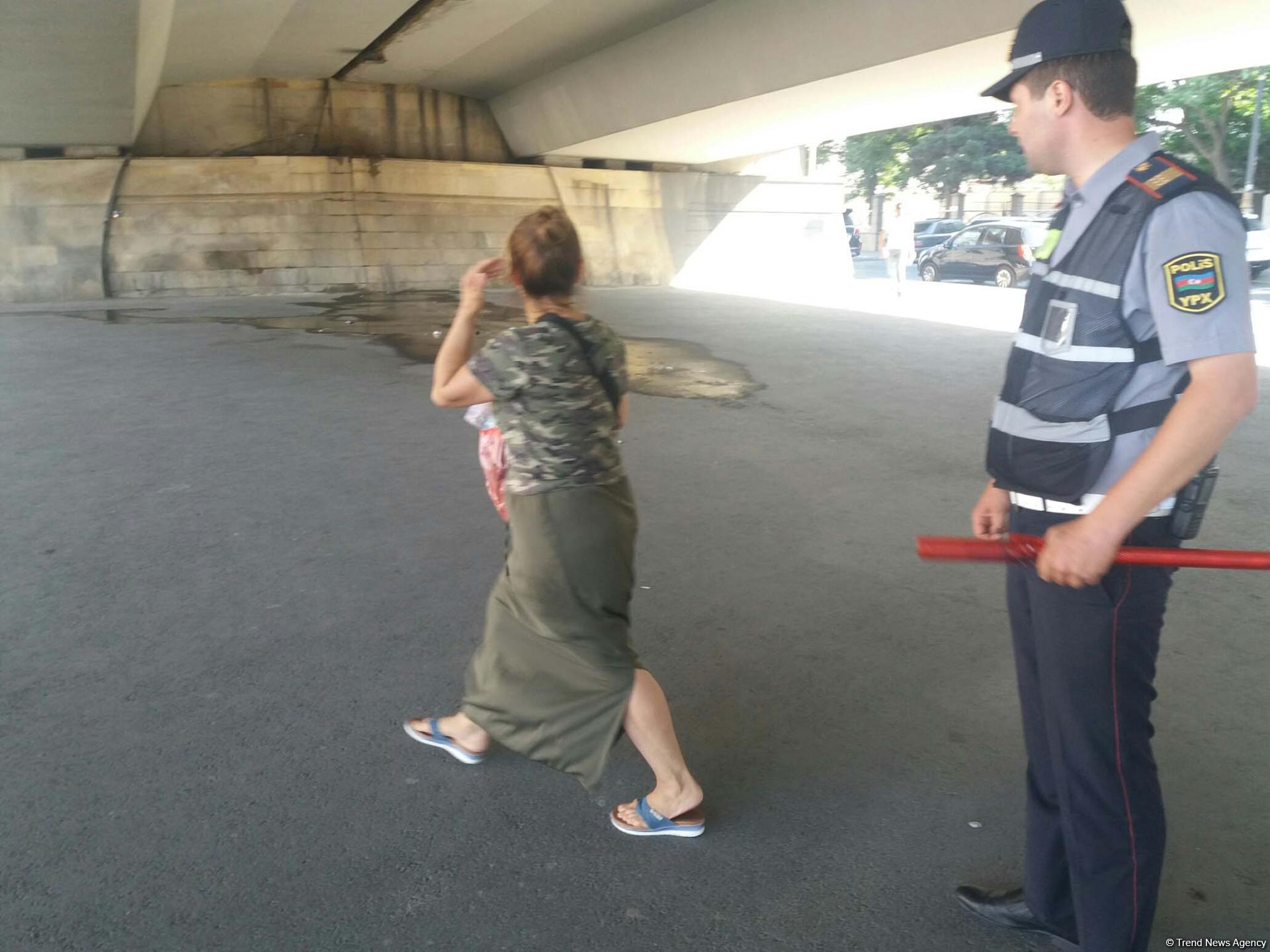 В Баку полиция ведет просветительскую работу среди водителей и пешеходов (ФОТО)