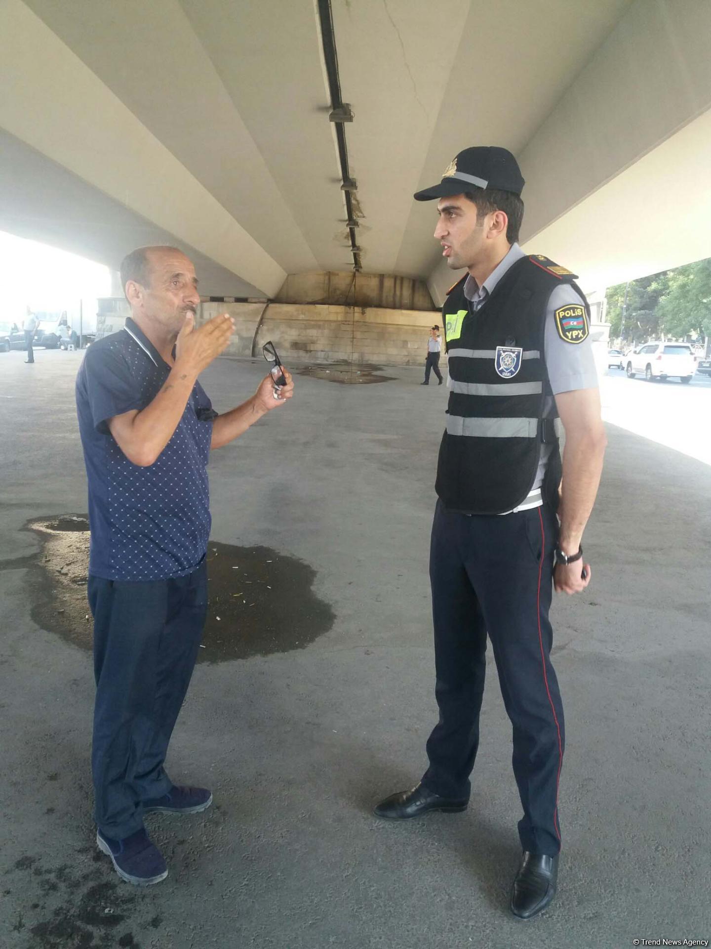 В Баку полиция ведет просветительскую работу среди водителей и пешеходов (ФОТО)