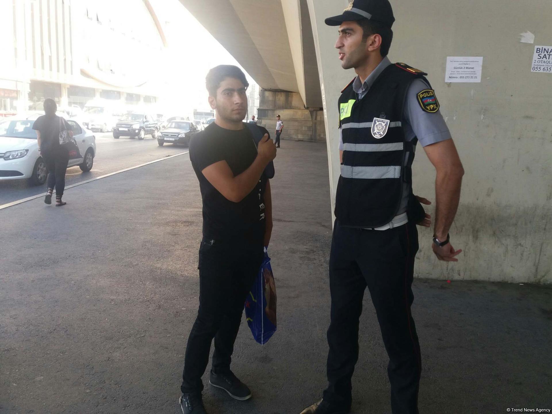 В Баку полиция ведет просветительскую работу среди водителей и пешеходов (ФОТО)