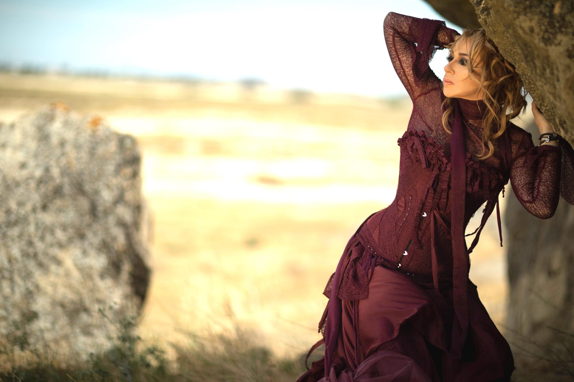 Марсианские хроники Алёны Апиной в Гобустане: Ребята, берите пример с азербайджанцев! (ФОТО)