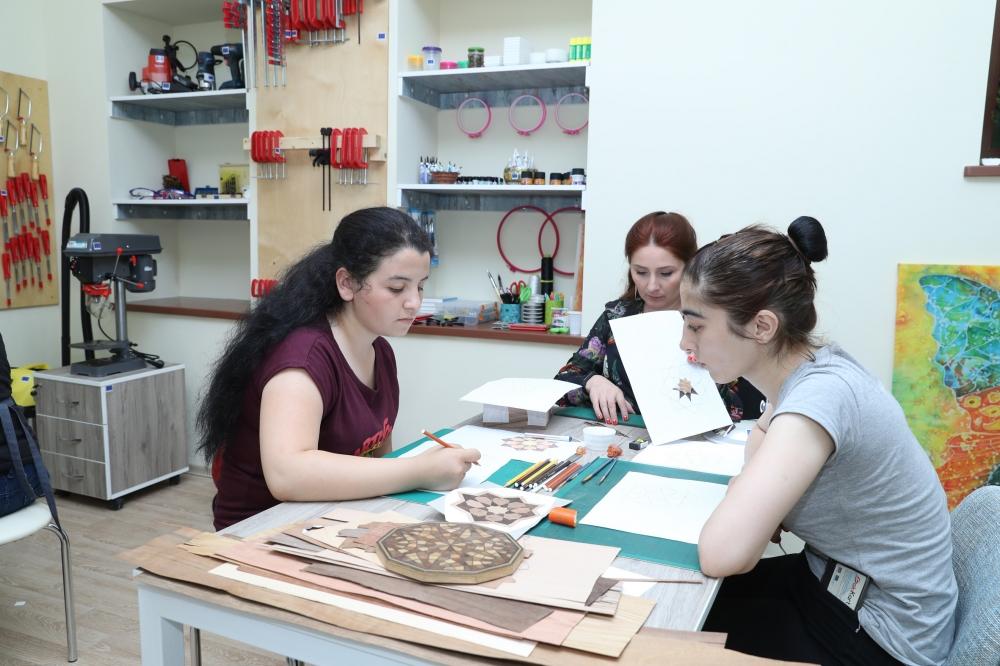 Вице-президент Фонда Гейдара Алиева Лейла Алиева приняла участие на презентации проекта «Поощрение инклюзивного образования посредством традиционного искусства» (ФОТО) (версия 2)