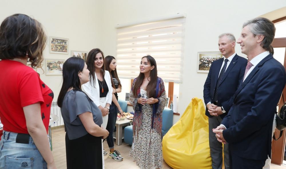 Вице-президент Фонда Гейдара Алиева Лейла Алиева приняла участие на презентации проекта «Поощрение инклюзивного образования посредством традиционного искусства» (ФОТО) (версия 2)