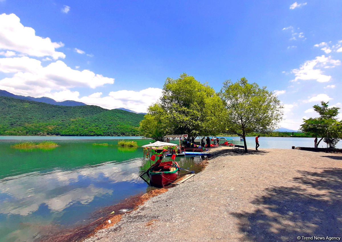 Одно из красивейших озер Азербайджана – Нохур в предгорье Большого Кавказа (ФОТО)