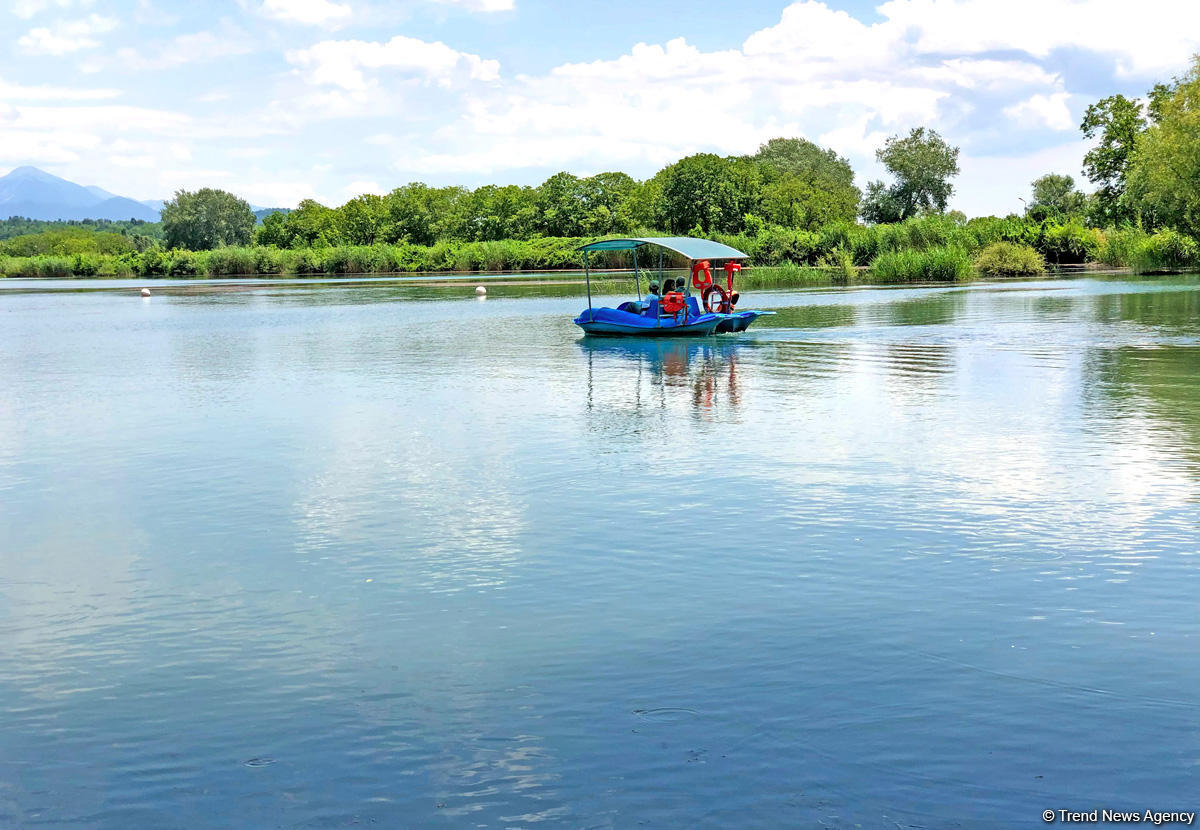 Одно из красивейших озер Азербайджана – Нохур в предгорье Большого Кавказа (ФОТО)