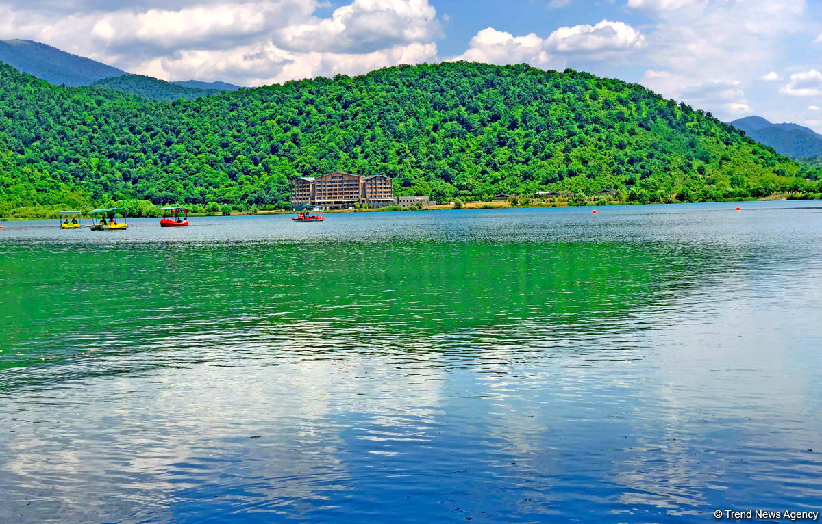 Одно из красивейших озер Азербайджана – Нохур в предгорье Большого Кавказа (ФОТО)