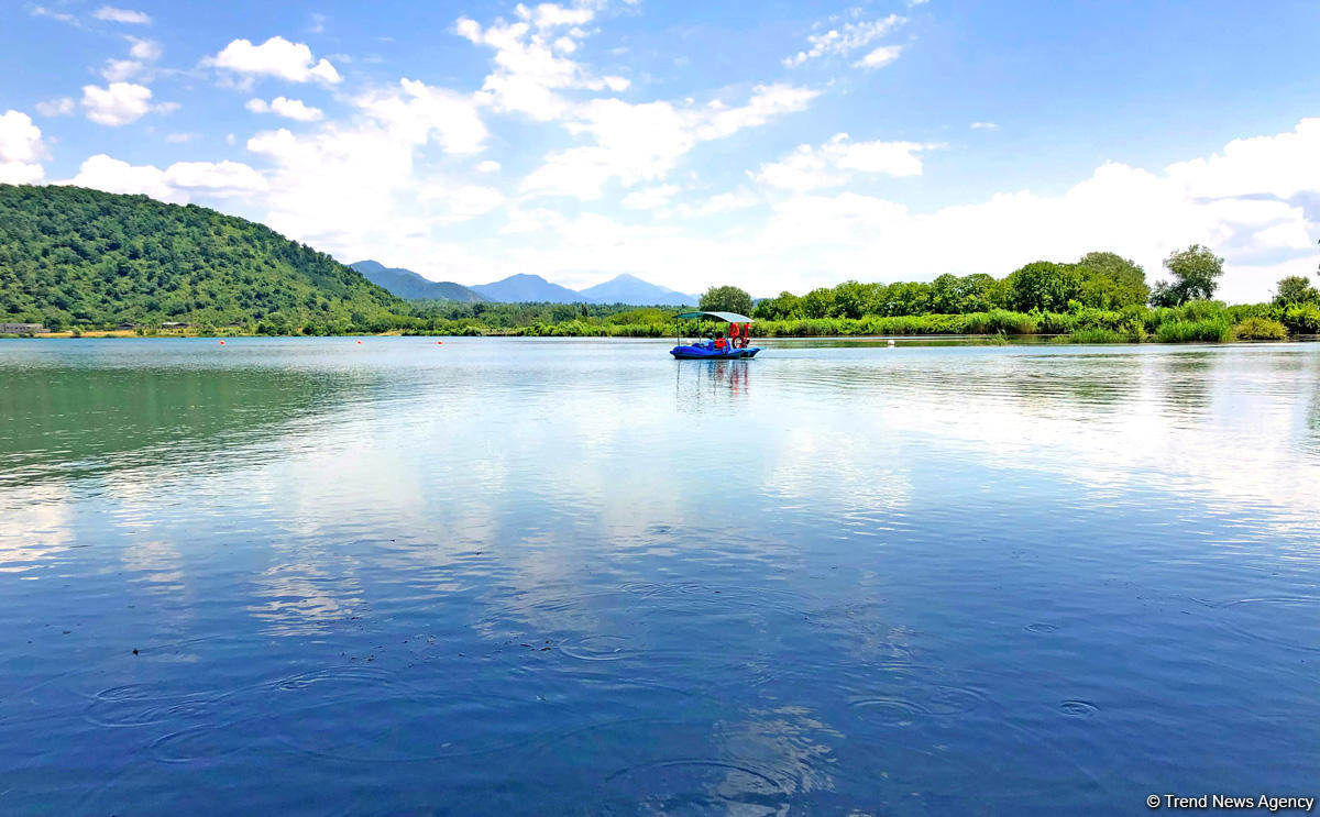 Одно из красивейших озер Азербайджана – Нохур в предгорье Большого Кавказа (ФОТО)